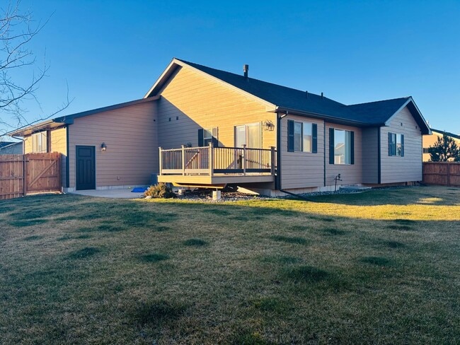 Building Photo - 4 bedroom 3 bath home