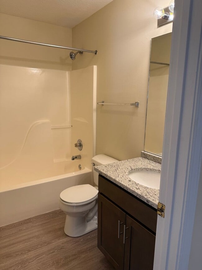 Building Photo - Updated 4 Bedroom 2.5 Bath house in conven...