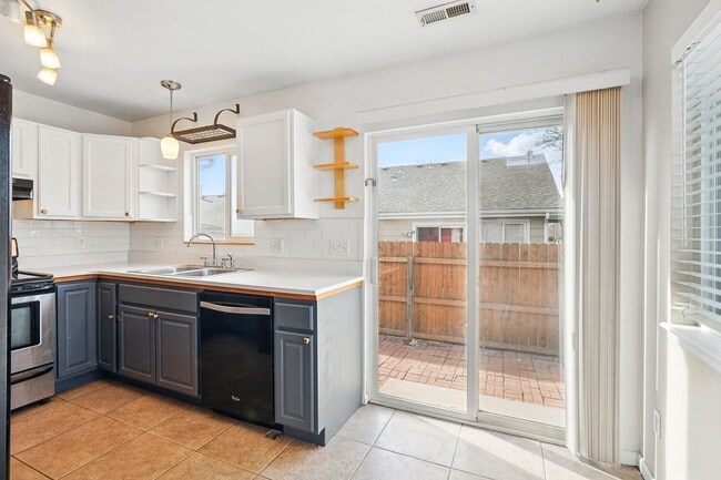 Building Photo - Updated Home in Sunnyside!