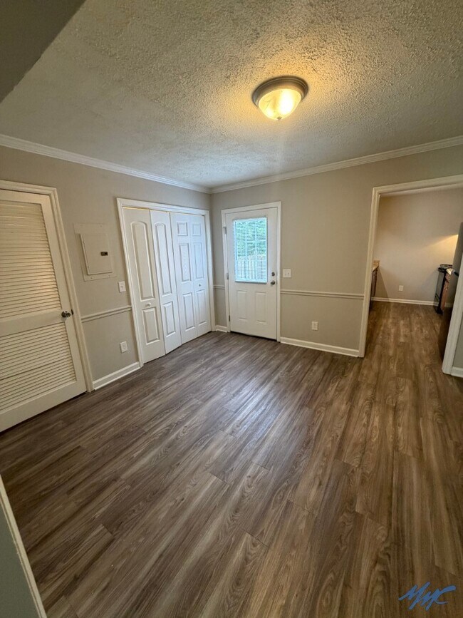 Building Photo - 2558 Oak Hill Dr