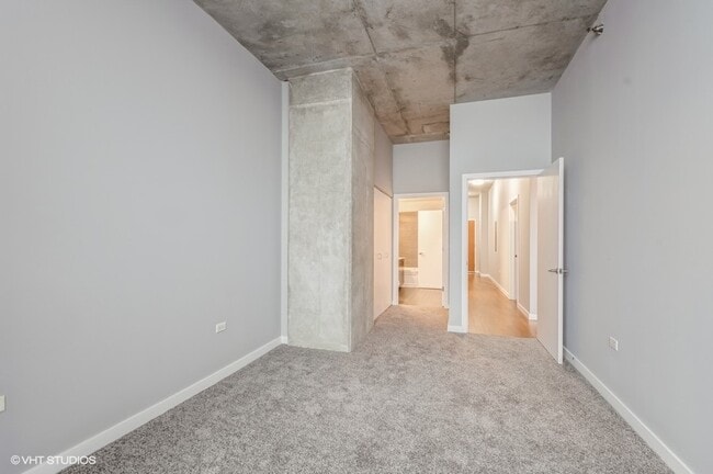Building Photo - 235 W Van Buren St
