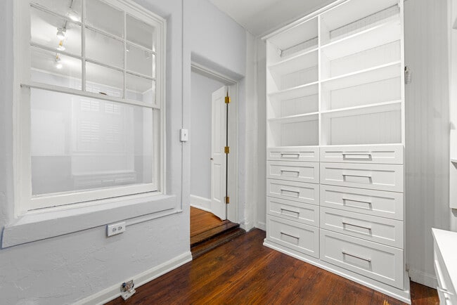 Building Photo - 3 Park Ln NE