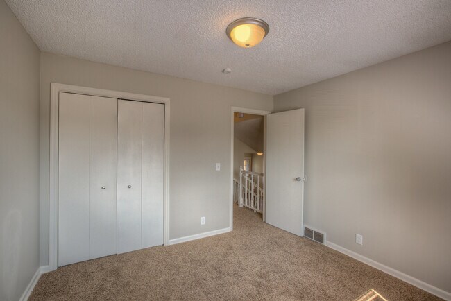 Building Photo - Convenient location! Side Split in Western Omaha.