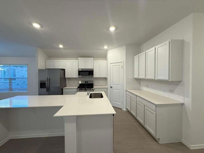 Building Photo - 591 Sormonne Lp