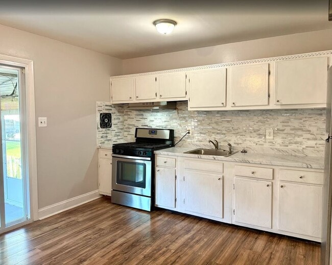 Building Photo - 4740 Vancouver Rd