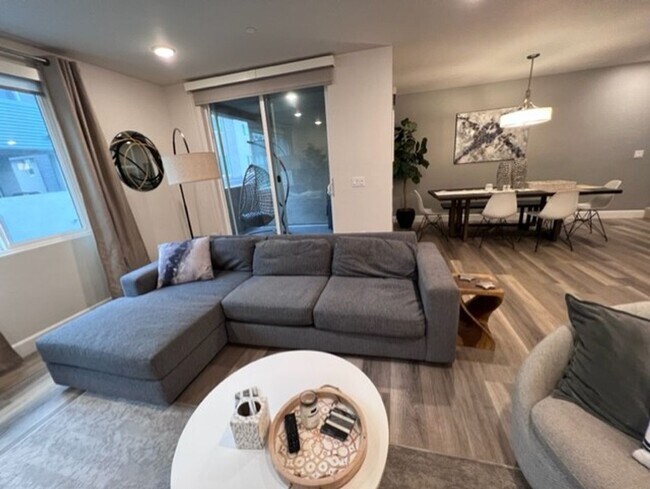 Building Photo - Carlsbad Townhome - 2 Blocks to the beach