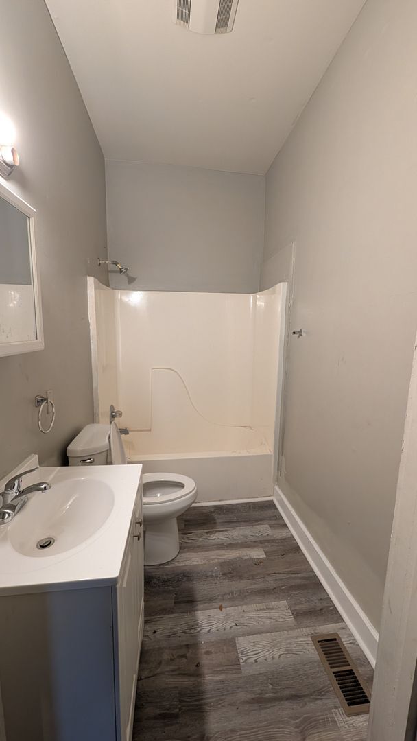 Building Photo - 3BR/1BA -- Deck, Separate Dining Room, In-Unit Laundry