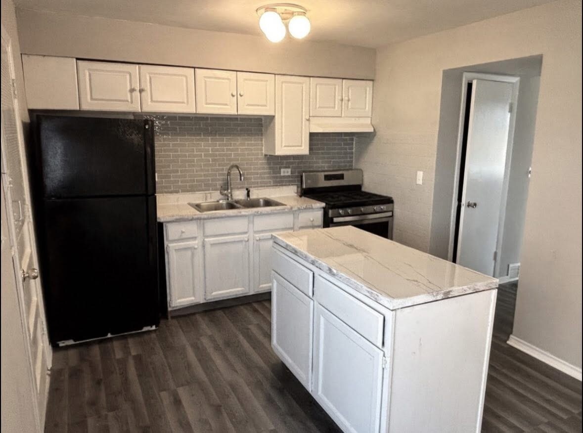 Building Photo - 929 W North Ave