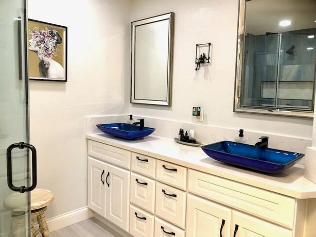 Building Photo - 4 Bedroom Home in the Hosp Grove Area of Olde Carlsbad