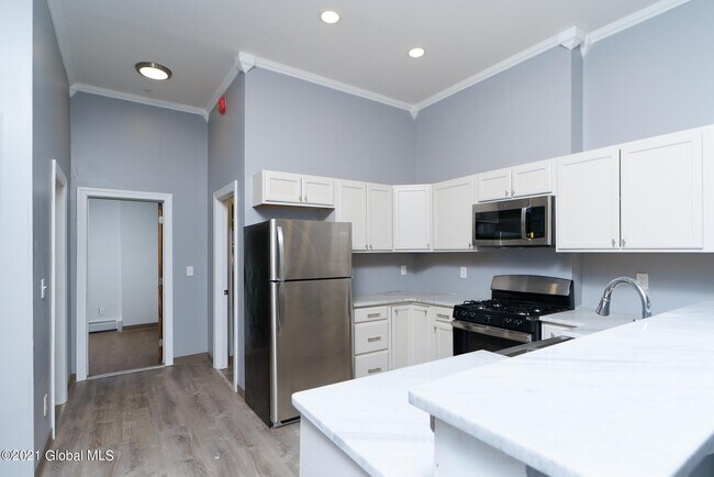 Building Photo - 10 Hall Pl