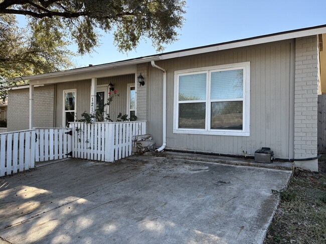 Building Photo - 121 N Meadow St