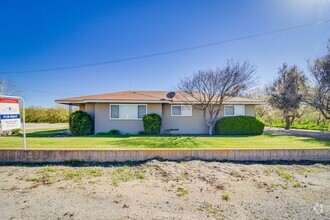 Building Photo - Farmhouse in NW Bakersfield