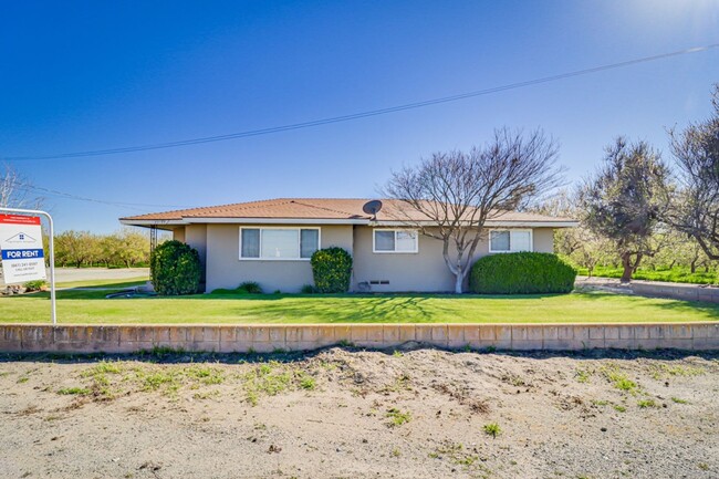 Primary Photo - Farmhouse in NW Bakersfield