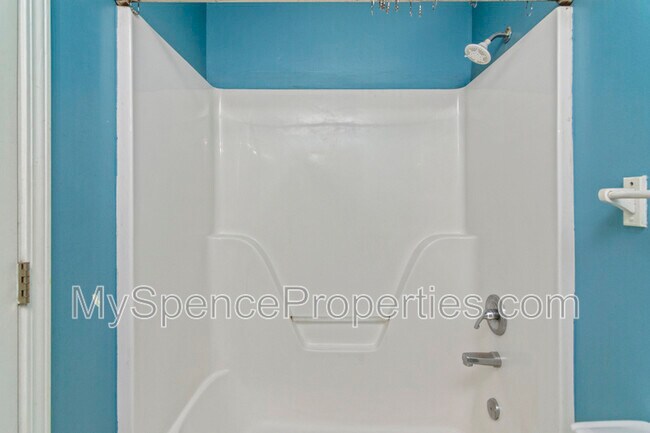 Building Photo - 14 Flora Cove
