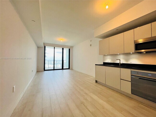 Building Photo - 1010 Brickell Ave