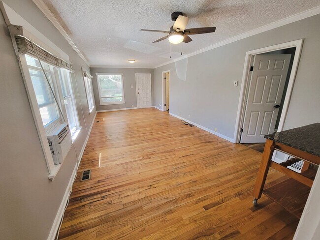 Building Photo - 2 bedroom 1 bath Berkley Apartment for rent