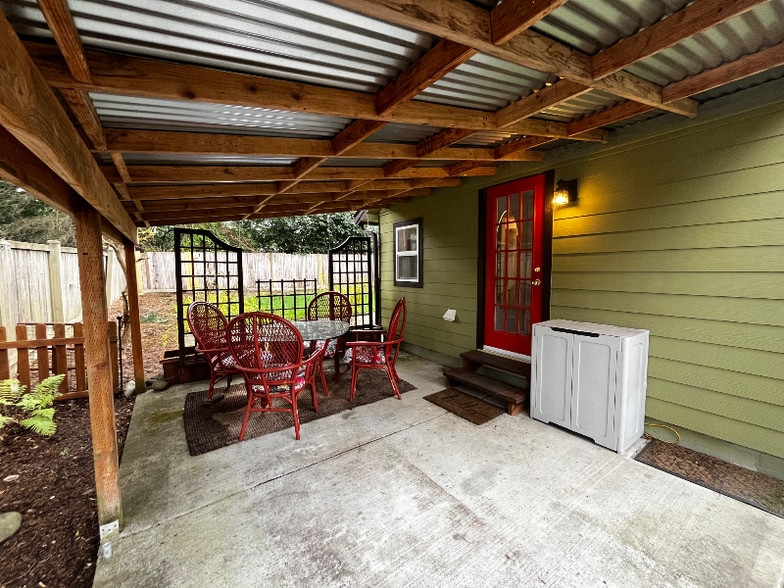 Building Photo - 2219 Bush Ave NW