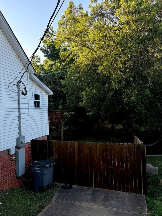 Building Photo - 2/2 Home for Rent Just 5 Minutes from Downtown Greenville!