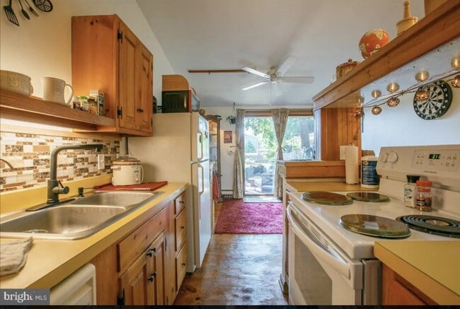 Building Photo - Nice 2 Bedroom 2 Bath Townhouse