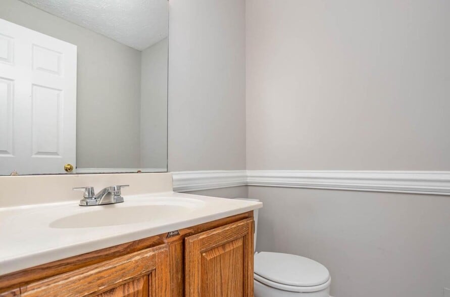 Entry Way Powder Room - 218 Maple Wreath Ct