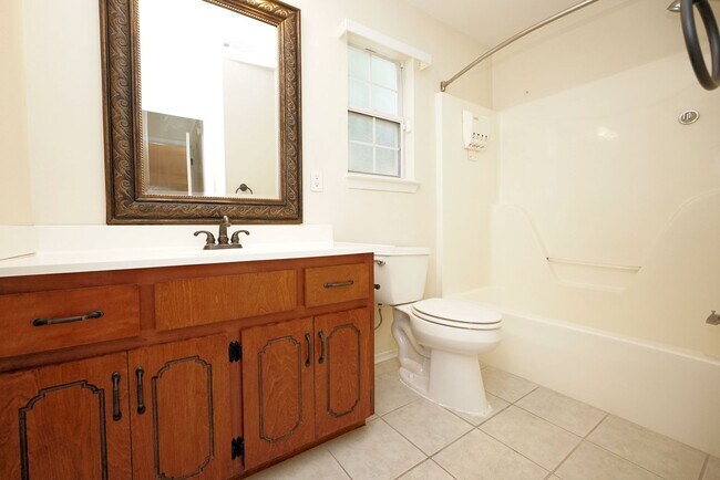 Building Photo - Great Location in Fort Walton Beach