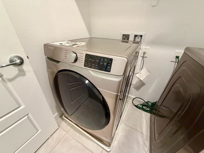 Building Photo - 3 BED 2.5 BATH 2 CAR GARAGE TOWNHOUSE FOR RENT LOCATED IN CADENCE MASTER COMMUNITY