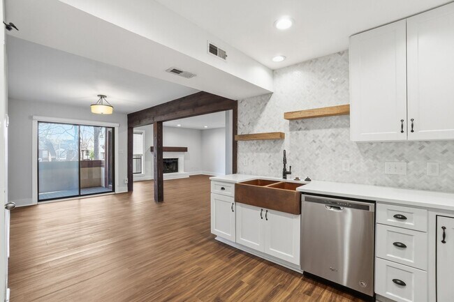 Building Photo - Beautifully Updated Condo with High-End Finishes Throughout