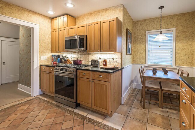 Building Photo - Quaint 4 bedroom Erie Home with Central Air & Garage Parking (Month to Month available)