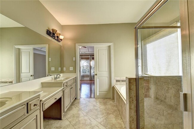 Building Photo - 5570 Viewpoint Ct