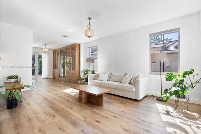 Building Photo - 932 Nandina Dr