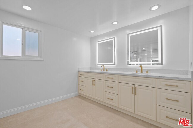 Building Photo - 4159 Regal Oak Dr