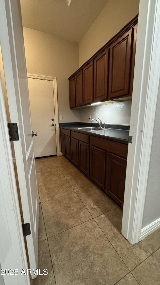 Building Photo - 2531 E Iris Dr