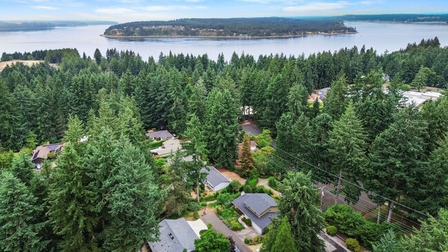 Building Photo - University Place 4 Bed/3 Bath