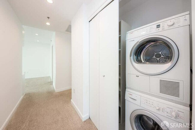 Building Photo - 425 1st St