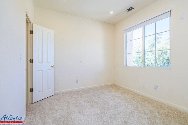 Building Photo - Beautiful Home | Remodeled Kitchen | Centr...