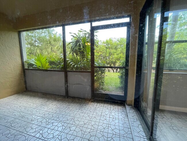 Building Photo - 2967 Riverside Dr