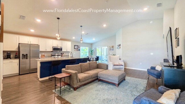 Building Photo - EXCEPTIONAL 3 BEDROOM/2 BATH HOME PLUS LARGE FENCED YARD! LONG TERM LEASE- UNFURNISHED!