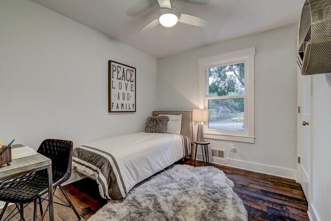 Building Photo - 260 Moonshadow Ct