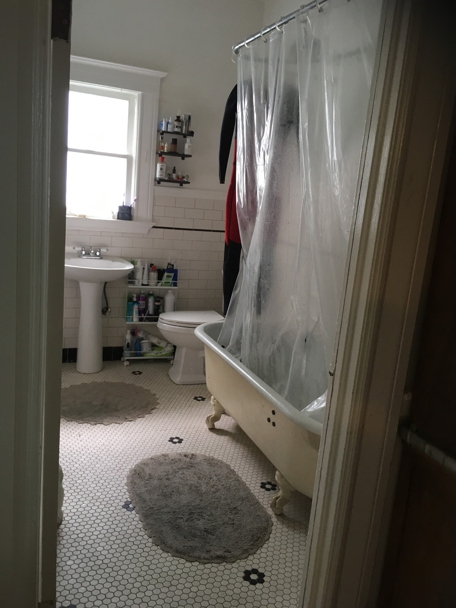 bathroom with tennants items - 1652 RUSSELL ST