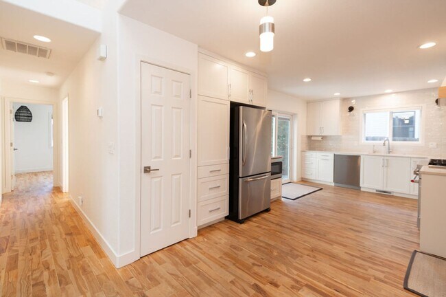 Building Photo - Quintessential Bend Living - 3 Bed | 2 Bat...