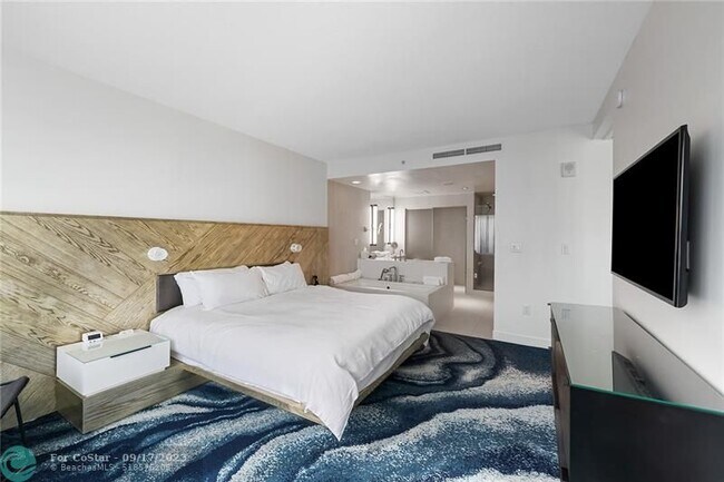 Building Photo - 3101 Bayshore Dr