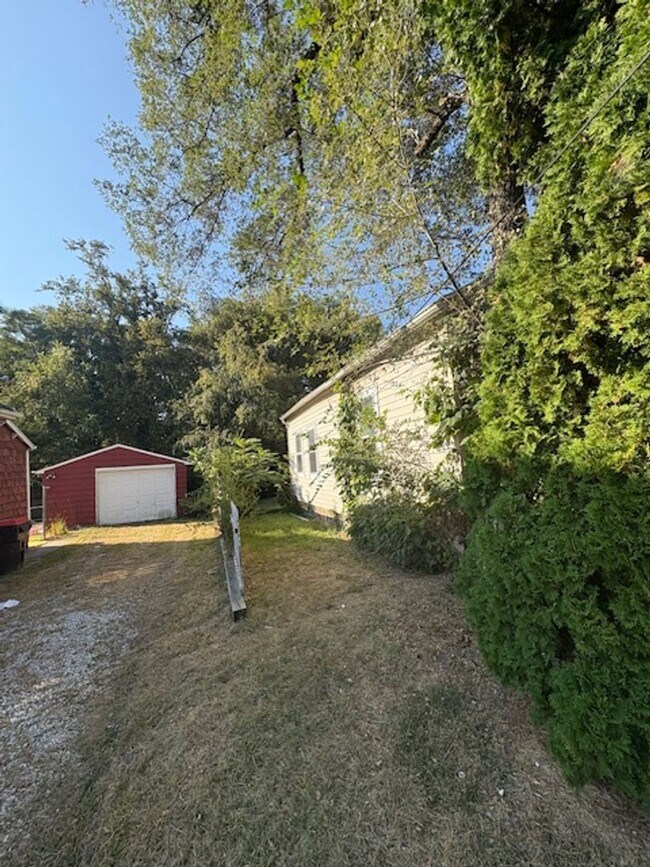 Building Photo - 2 Bedroom / 1 bathroom House in Peoria, IL