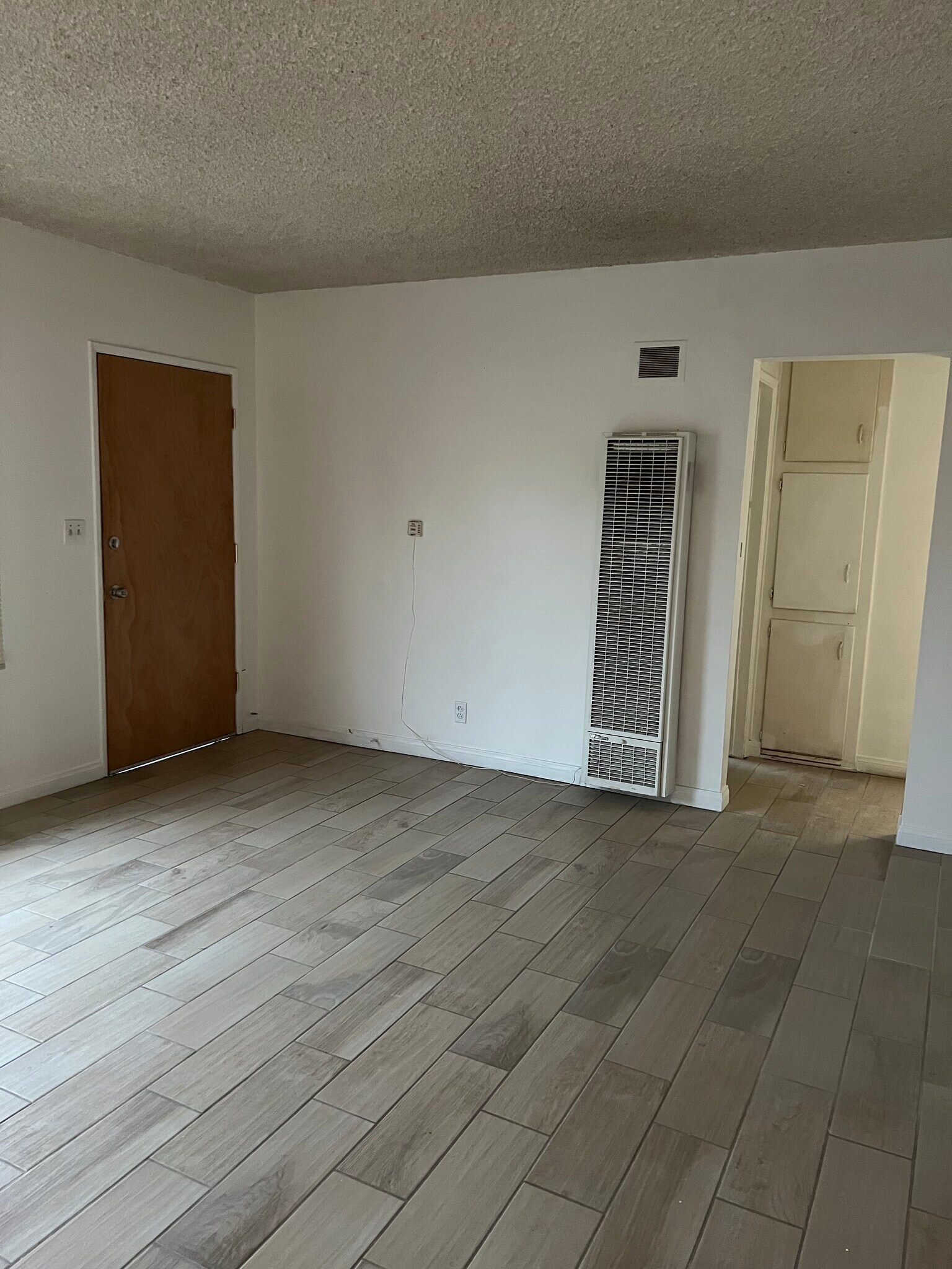 Living Rolm - 2770 Glenwood Pl