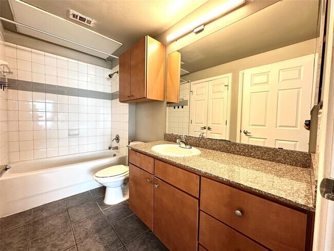 Building Photo - 2502 Leon St