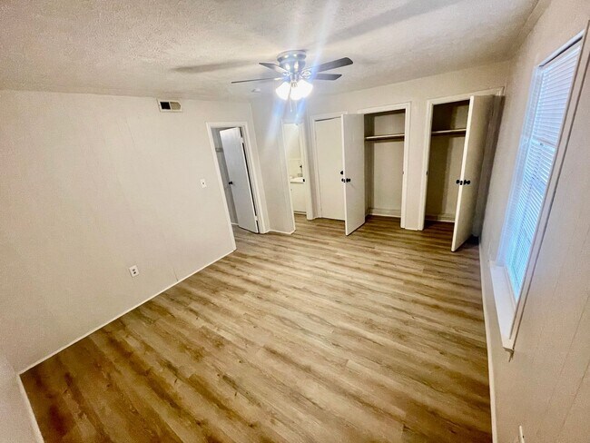 Building Photo - 1 Bed/1 Bath for Rent in Brandon 042!