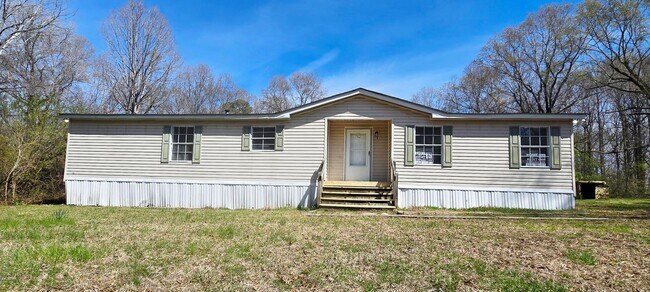 Building Photo - 3 Bed 2 Bath in quiet country setting! View this home TODAY!