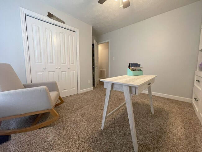 Building Photo - Beautifully Updated 3 Bed Home with Bonus ...