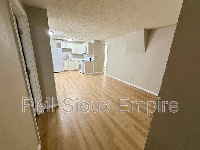 Building Photo - 112 N Prairie Ave