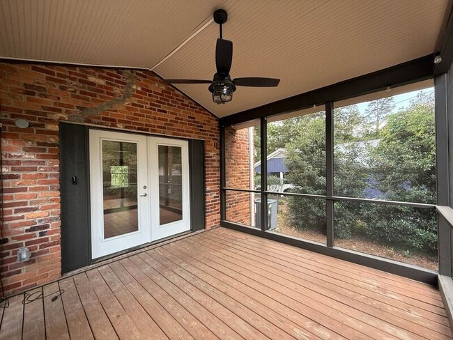 Building Photo - 5017 Sandlewood Dr