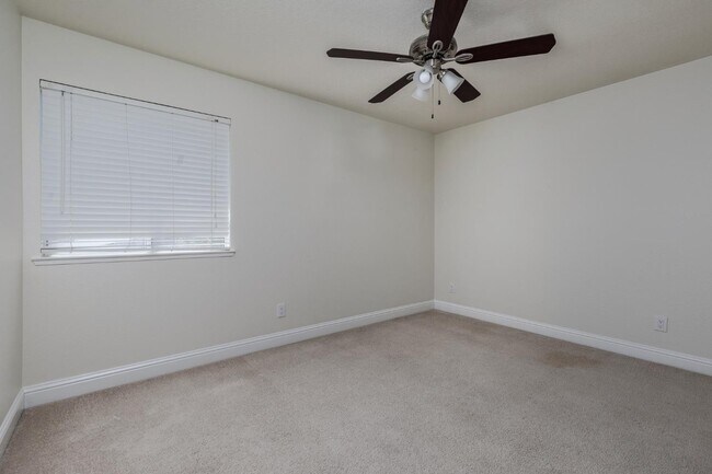 Building Photo - 953 E Buckhill Rd
